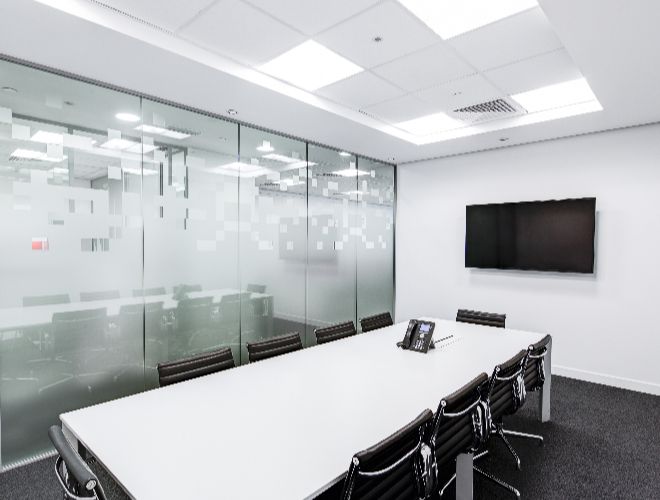 kantoorruimtes voorzien van wanden en plafonds