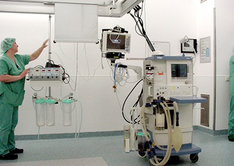 Panneaux muraux et plafonds hôpitaux