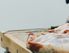 systeemplafond montage voor slagerijen